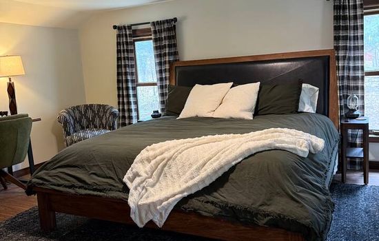 The Remington House | Hot Tub + Pet-Friendly