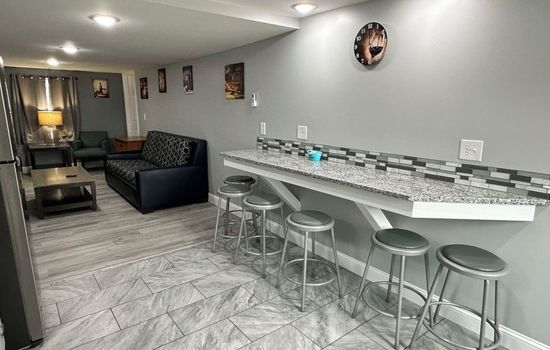 Modern Family Retreat Near Lake & Wineries