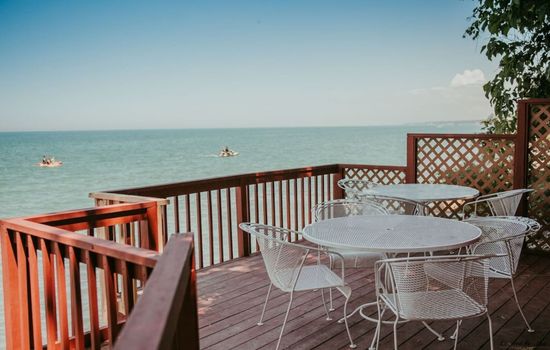 3 Cottages on Strip, Lakefront, AC, Fire pit,