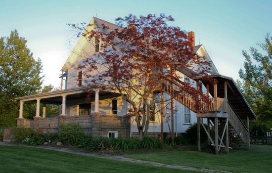 Stately Strip Home | Pets OK | Walk to Winery