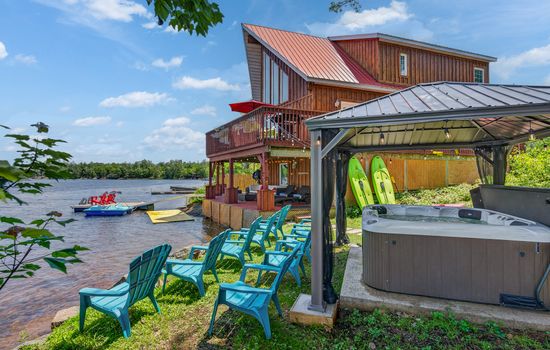 The Good Times Cottage ｜Lakefront •Hot Tub •Arcade