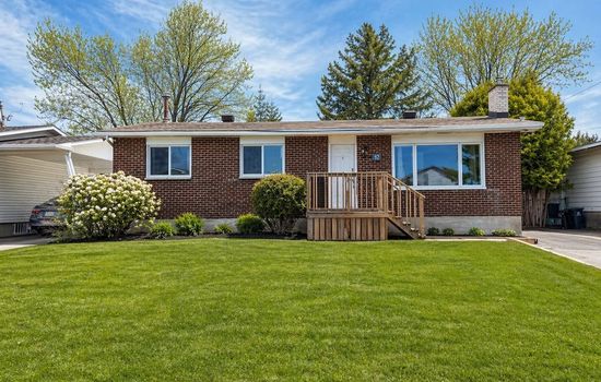 Centrally Located 5 BD Bungalow with Hot Tub