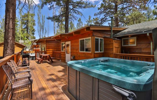 Rustic Cabin Retreat w/ Jacuzzi, BBQ Close to Lake