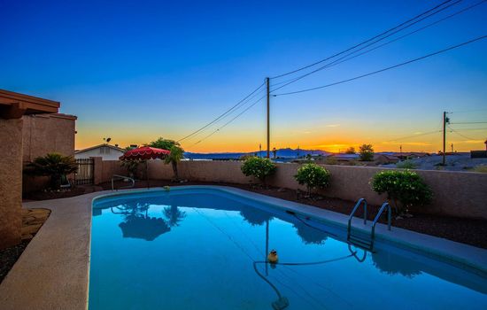 Lake Havasu: Big Pool & BBQ Fun!