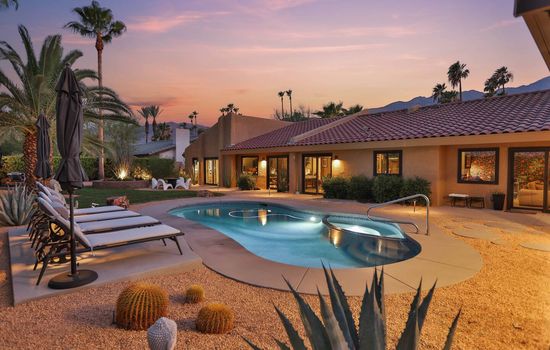 Lost in the Palms - Designer Pool, Spa & Karaoke