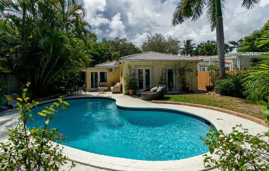 Family Escape: 2BR Main+1BR Cottage & Heated Pool