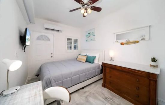 Komffy Waterside Escape w/Queen Bed & Free Parking