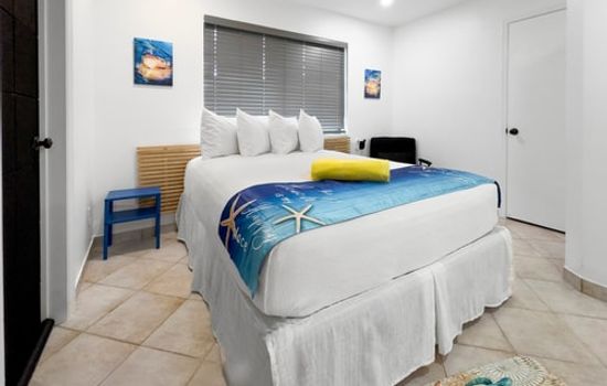 1BR Suite | 2 Queens + Kitchen + 2 Baths