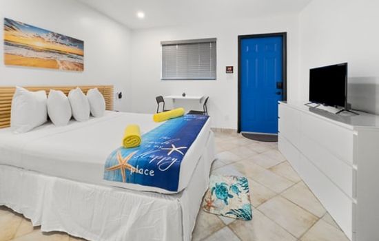 Queen Studio + Kitchenette | Near Beach