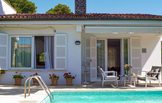 Landhaus mit Garten, Sonnenterrasse sowie überdachter Terrasse und Pool in Stra