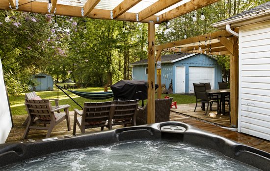 6-person hot tub for unwinding together, day or night.