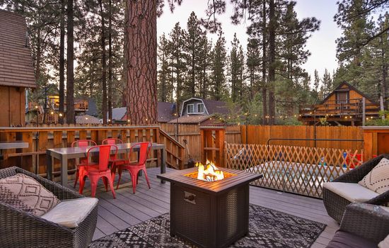 Rainbow Retreat: Cozy, Jacuzzi, Firepit, Central!