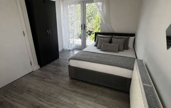 Room 4, 2 Twickenham Gardens, London