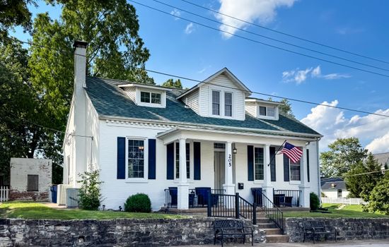 A few blocks from the middle of Downtown WashMo, the Aussie Cottage is an historic white brick home with a classic white picket fence in the back yard.  Aussie is close to Purina Farms, wineries, wedding venues and all the events and restaurants in WashMo.