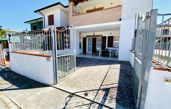 Moderne Villa mit Terrasse, Grill, Privatgarten