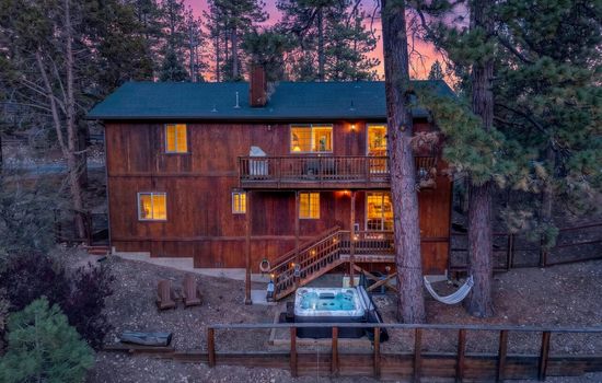 Lookout Lodge: Hilltop Views, HotTub, Games, AC!