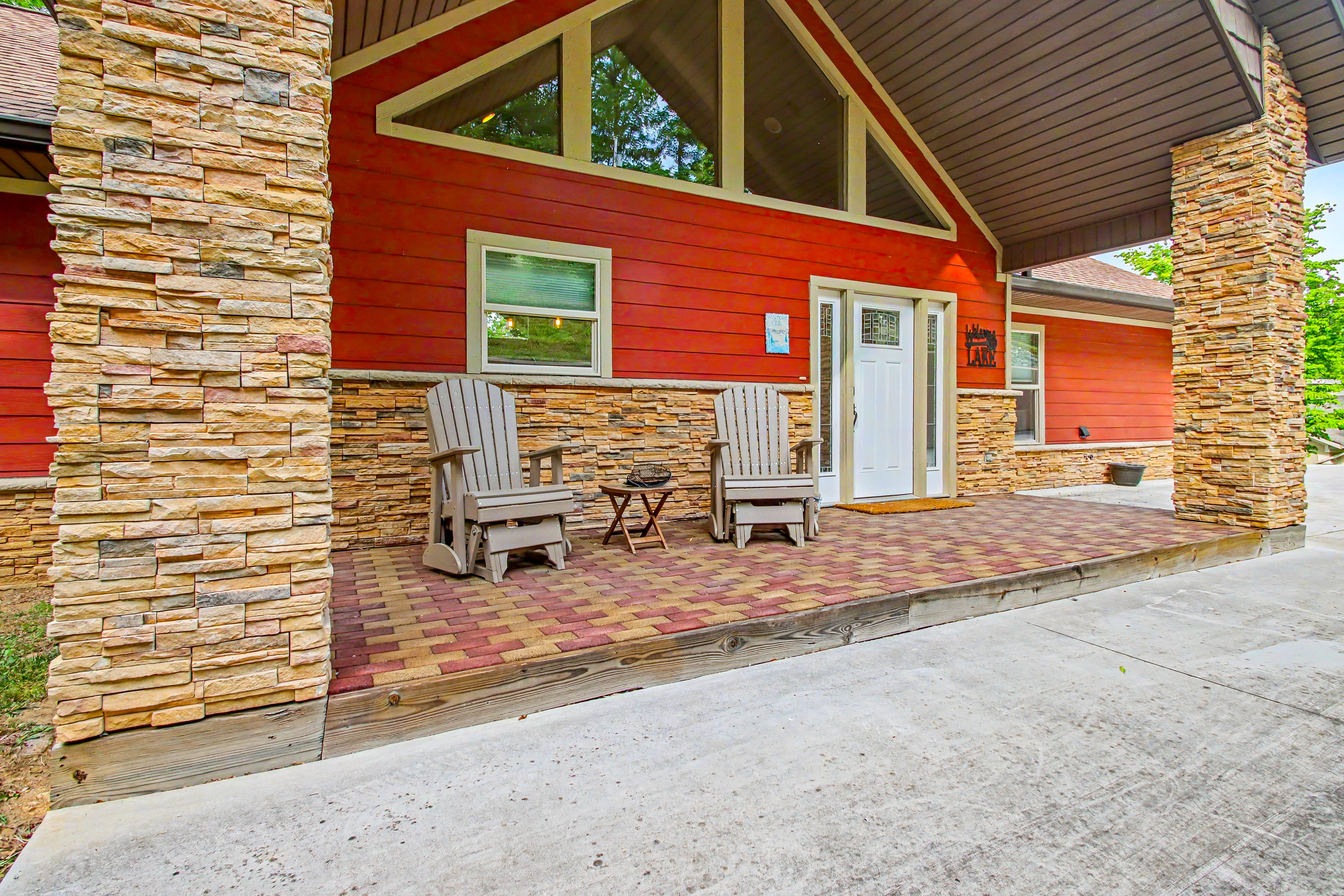 Fall Special. Stay 4 nights or more receive 15% off Lakefront|Hot Tub|Sleeps 16