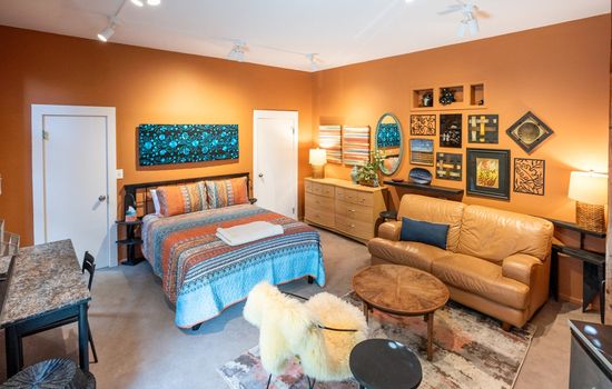 This studio is perfect for you, whether you're a traveler or in town for business. .jpg