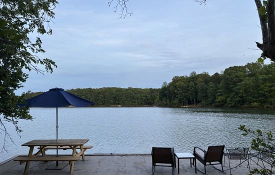 Lake House Retreat with Lakeside Jacuzzi