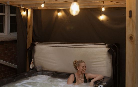 6-person hot tub for unwinding together, day or night.