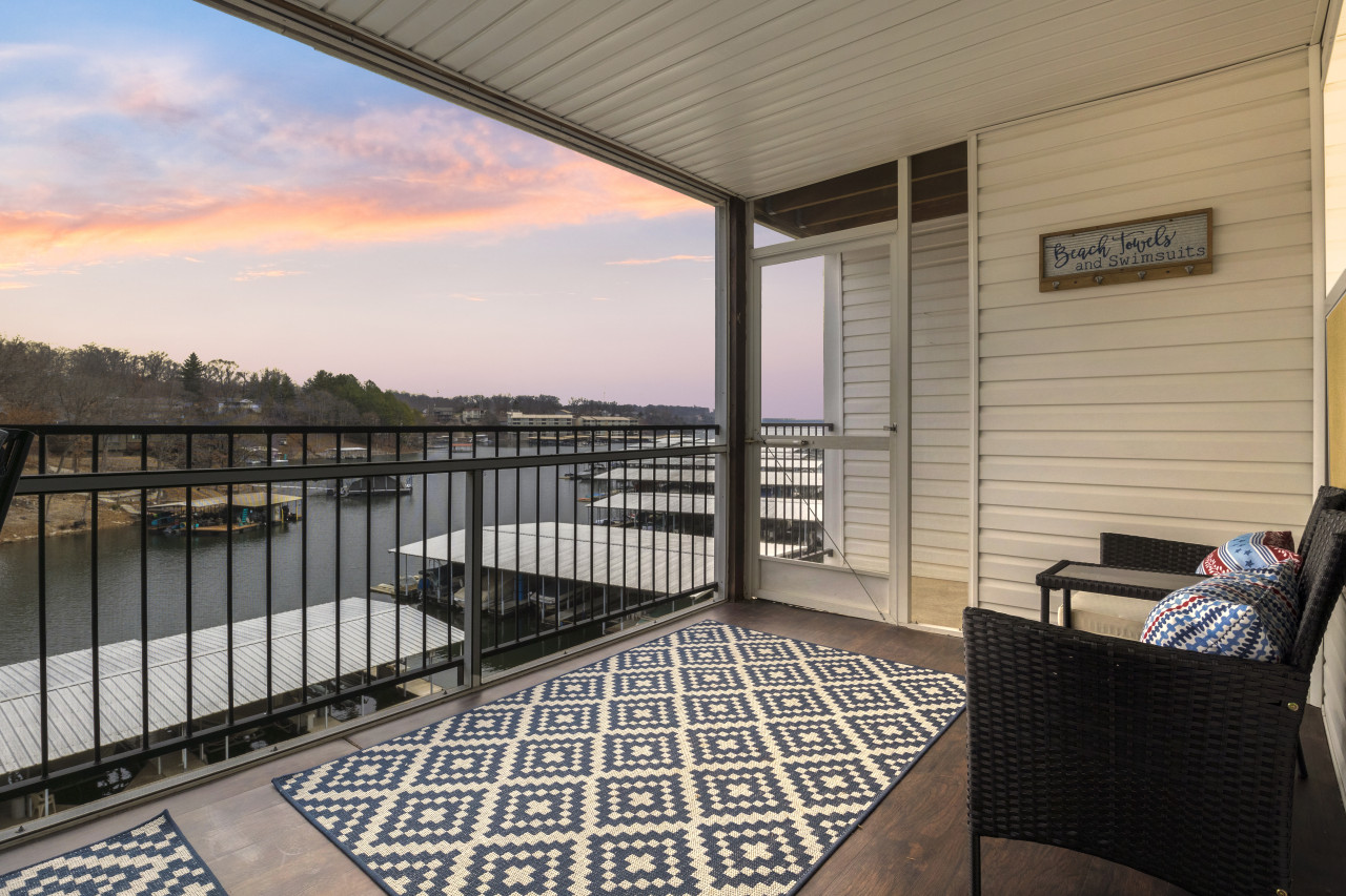 The Sunrise Suite – Waterfront Screened Balcony w/Pool!