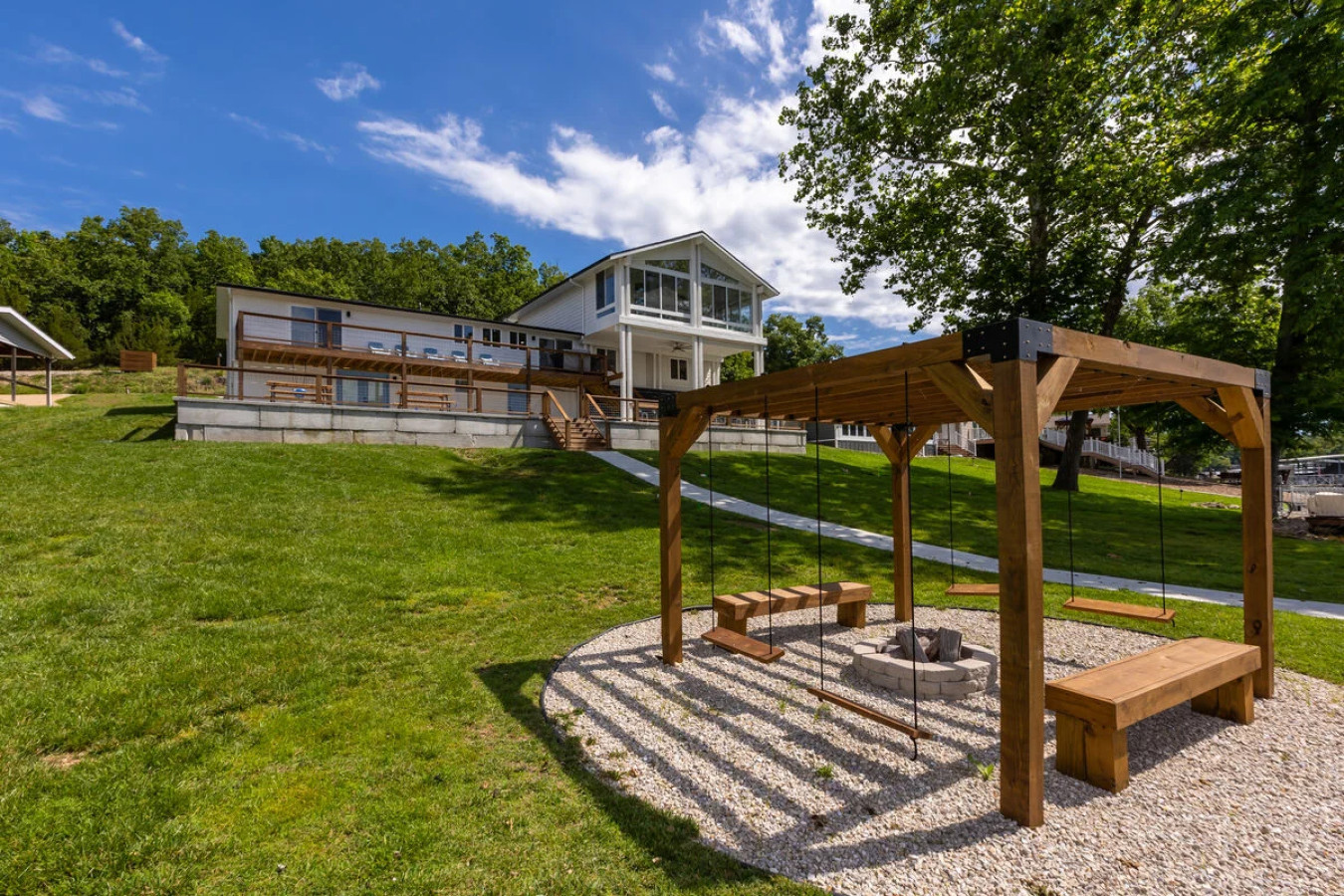 The Sway Stay - Lakeside Fire Pit & Hot Tub!
