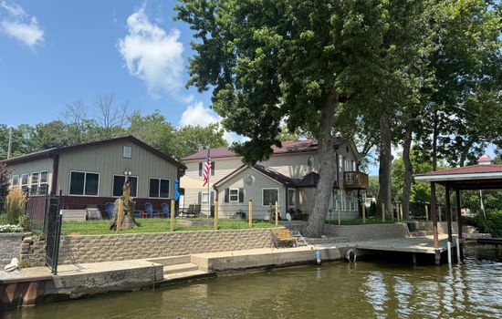 Waterfront Retreat Near Indiana Beach on the Tippecanoe River and Lake Freeman