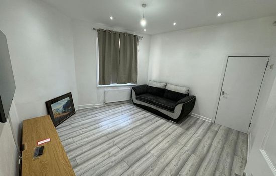 Spacious 4BR 4BATH with Free Parking in Manchester