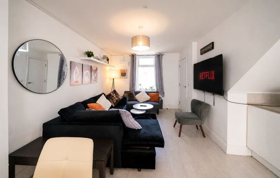 Premium 3-Bed Cardiff City| Sleeps 9 |Free Parking