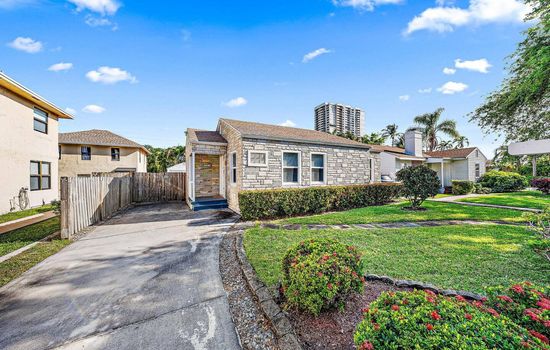Modern 2BR Northwood Home with Private Backyard
