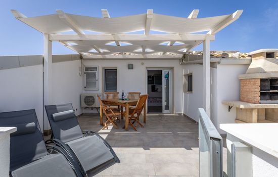 Charmantes Dachgeschoss mit Terrasse mit Blick a