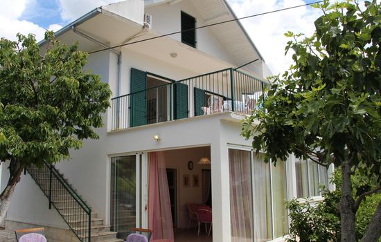 Großes, strandnahes Ferienhaus in Podglavica