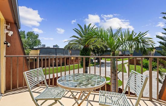 New Smyrna Beachside 2BR / 3 bath Condo , Balcony