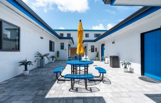 Queen Studio w/Kitchen - Near Beach