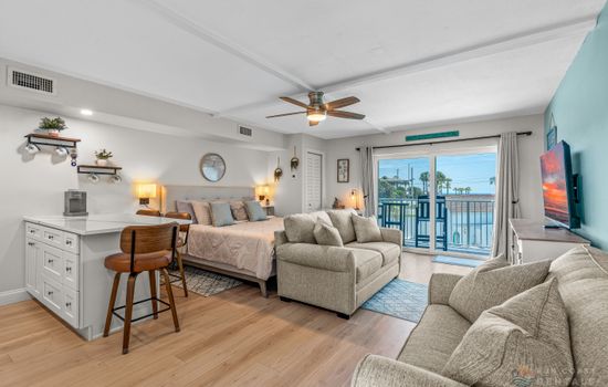 Charming Studio with Balcony Overlooking the Pool!