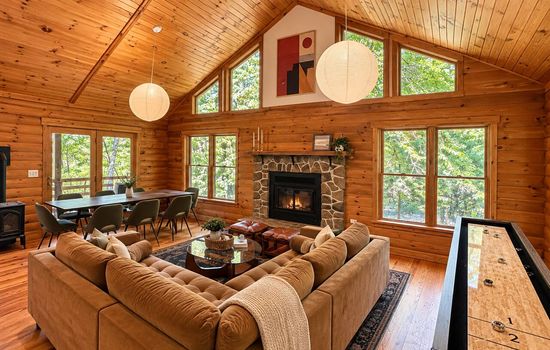 Magical Forest Cabin| Hot Tub • Dog Yard • Firepit