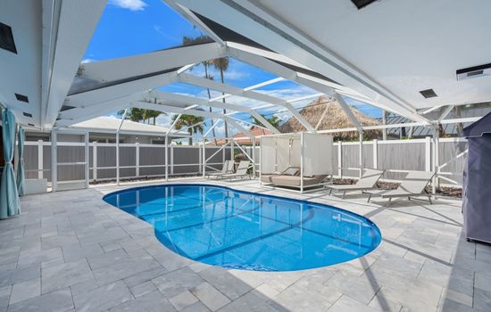 Frankie Escapes | Amazing Pool & Outdoor Bar