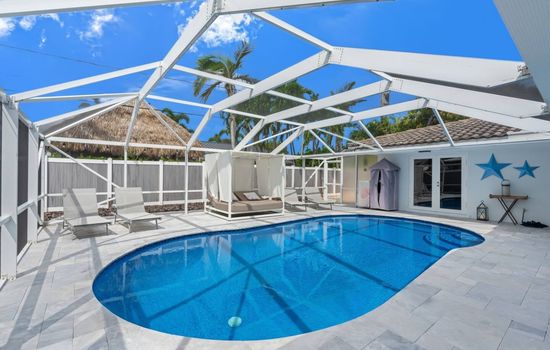 Frankie Escapes | Amazing Pool & Outdoor Bar