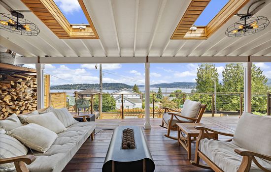 3BR 2.5BA – The Lucille Lake Washington View Retreat