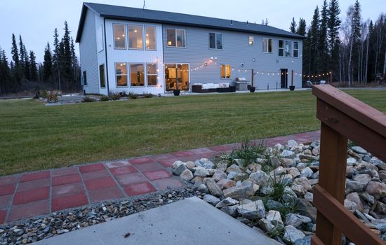 Luxury Riverfront Estate 
川沿いの高級邸宅