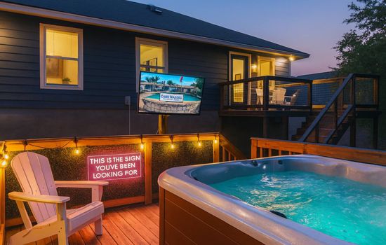 Neon Vibes • Outdoor TV • Hot Tub • Arcade Room