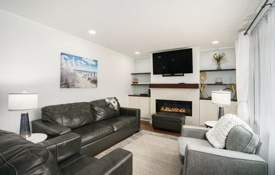 MTM Premier Home near Lake 3bdr Bath and 1/2