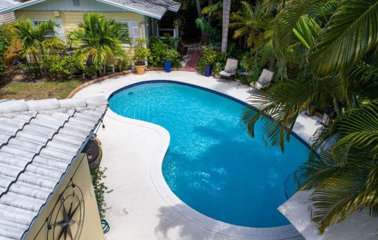 1BR Cottage with Heated Pool in Victoria Park
