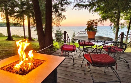 Pine Cottage | Lakefront | Hot tub | Fire Pit 