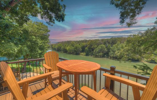 The White House at the River – Luxe & Quiet