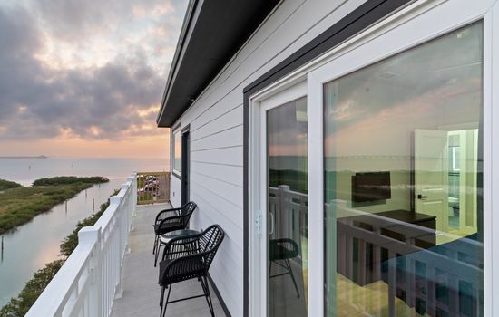 Waterfront Luxury | Mins to Beach & SpaceX Views