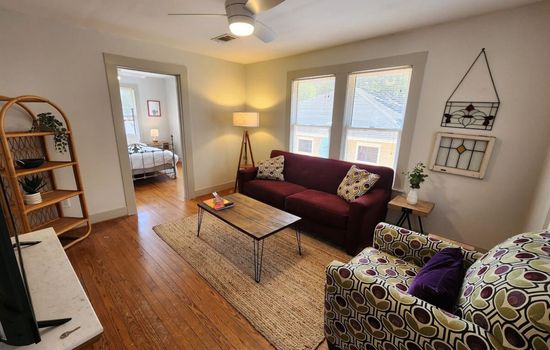 Cute & Quiet Garage Apt Home