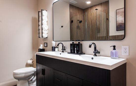 Hollyhock Suite 501: 4 bed/2 bath with soaking tub