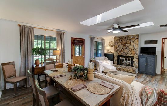 Lakefront cabin with fireplace, firepit & kayaks 