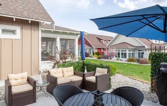 Burgundy Cottage #22 - Short walk to the pools